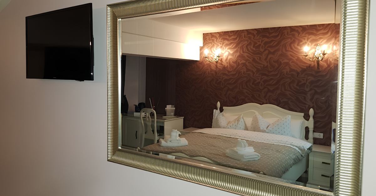 Bedroom with double bed, large mirror and TV, Boutique Romantic Focșani