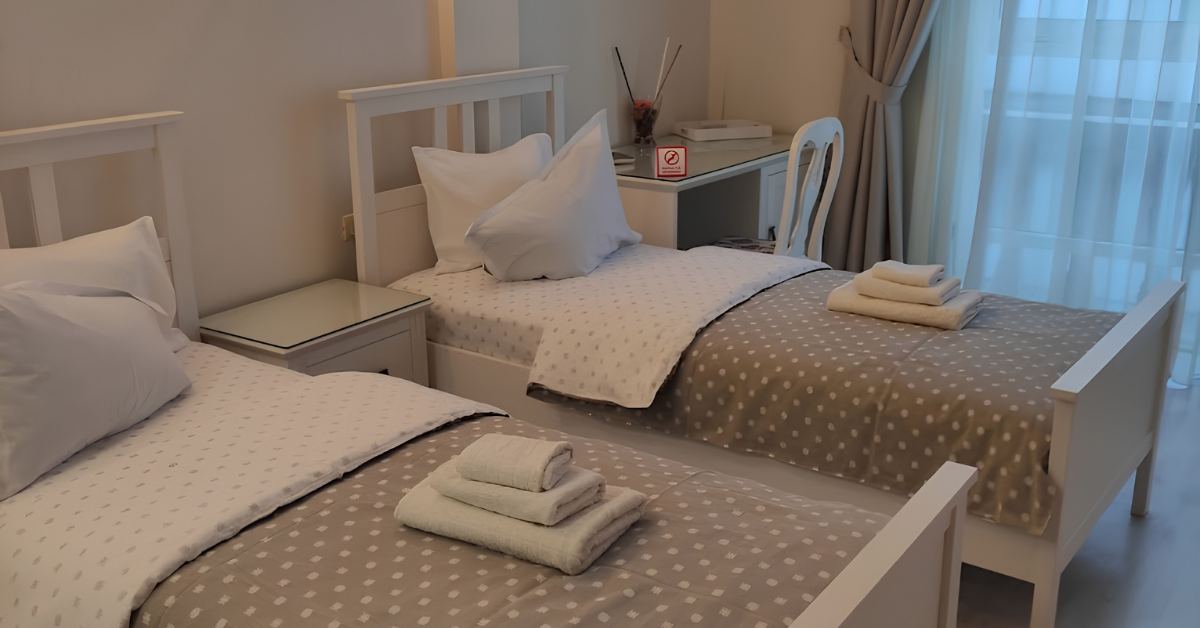Twin room with towels prepared for guests